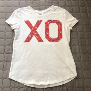A white t-shirt with the print XO on the front